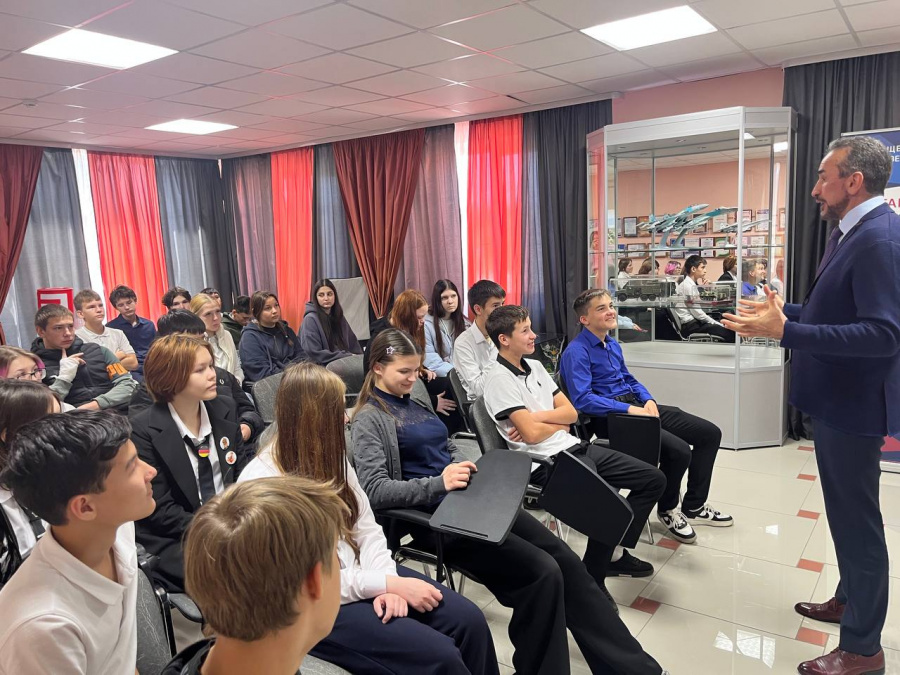 Экскурсия на производство: как школьники знакомились с профессиями в «Зарнице»