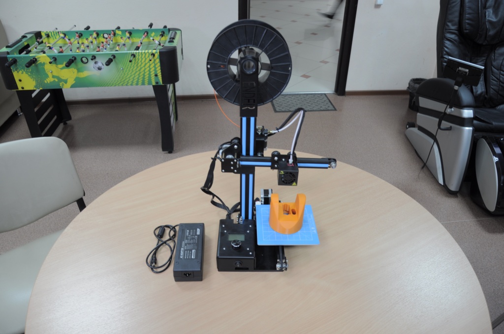 Учебный 3D-принтер представляет собой натурный принтер портального типа.JPG